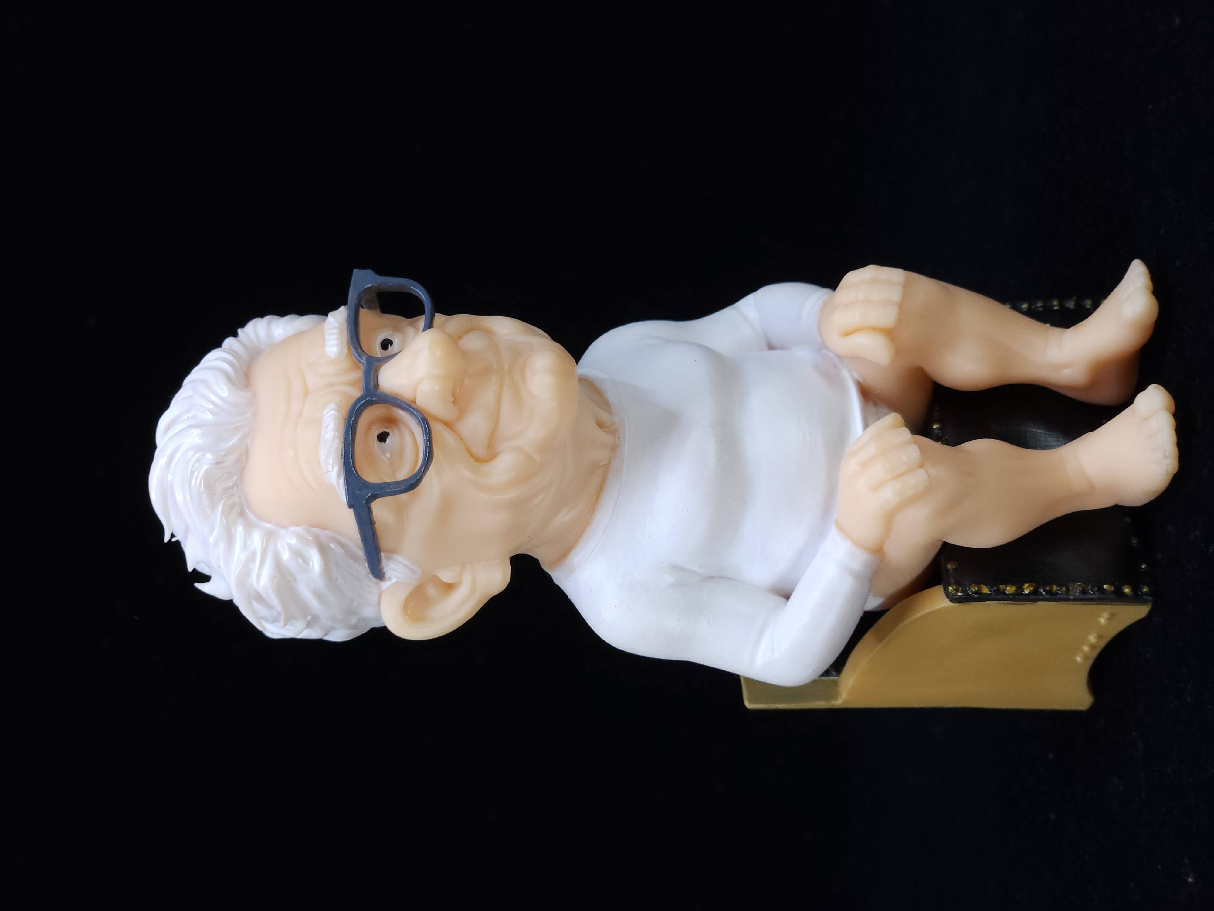 Miniatura de Joseph Pilates, criador do método, escultura detalhada